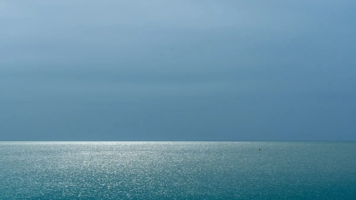 La mer sous un ciel gris, à l'horizon dégagé